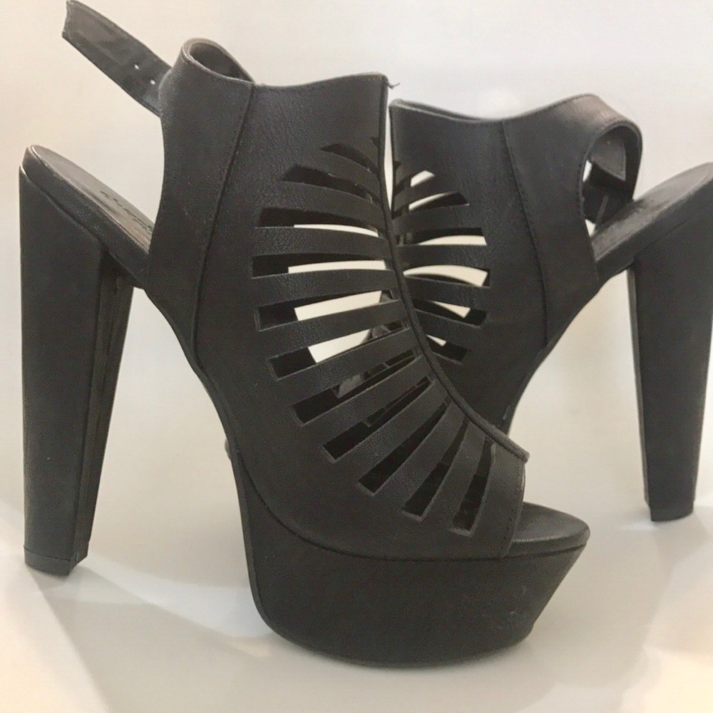 Size 8 black high heel shoes