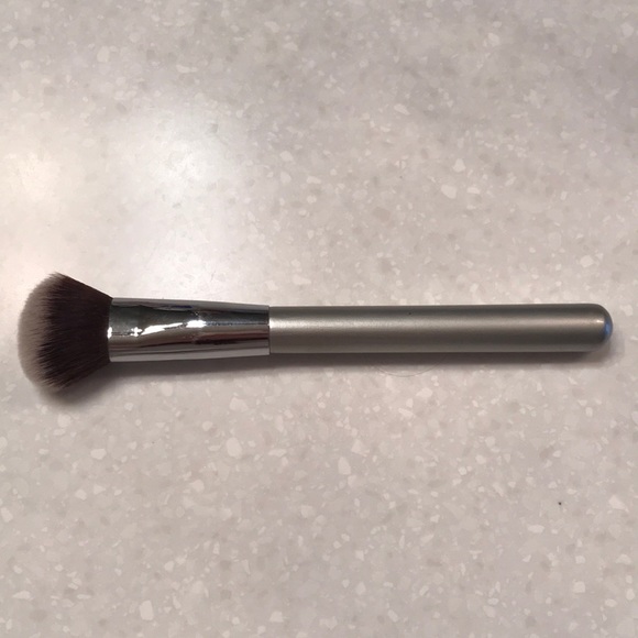 it cosmetics Other - It Cosmetics air brush foundation brush