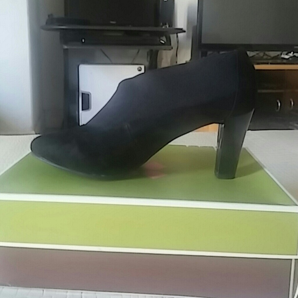 Naturalizer black heels very comfortable