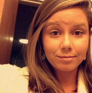 Meet your Posher, Caitlin