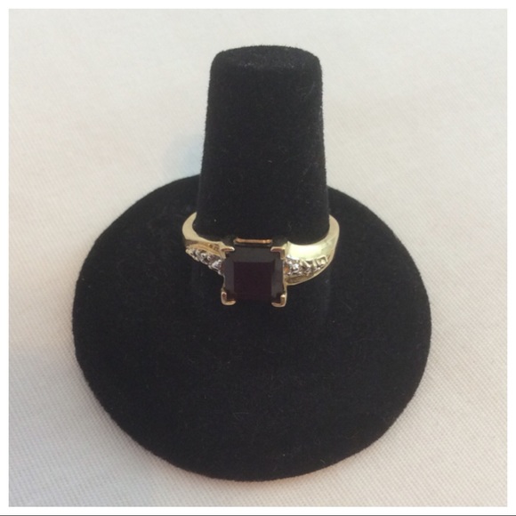 GARNET & DIAMOND RING - Picture 2 of 8