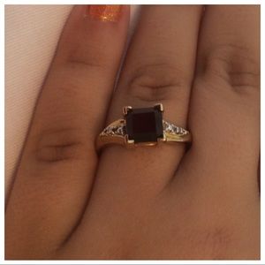 GARNET & DIAMOND RING