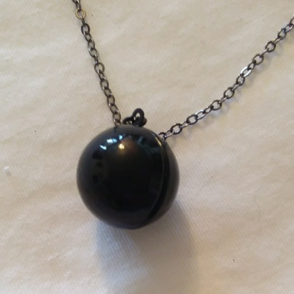 Black ball locket necklace - Picture 4 of 5