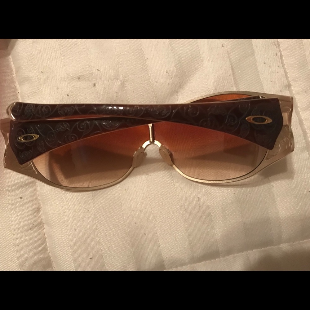 Women’s Oakley sunglasses