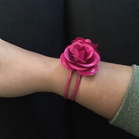 H&M light metal flower bracelet! - Picture 2 of 6