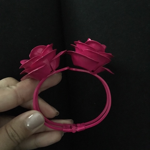 H&M light metal flower bracelet! - Picture 3 of 6