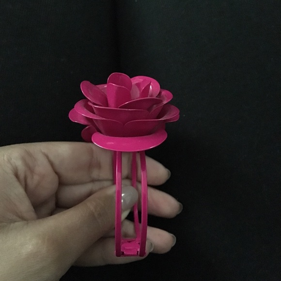 H&M light metal flower bracelet! - Picture 4 of 6