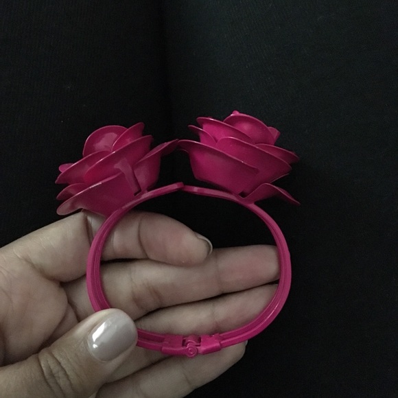 H&M light metal flower bracelet! - Picture 5 of 6