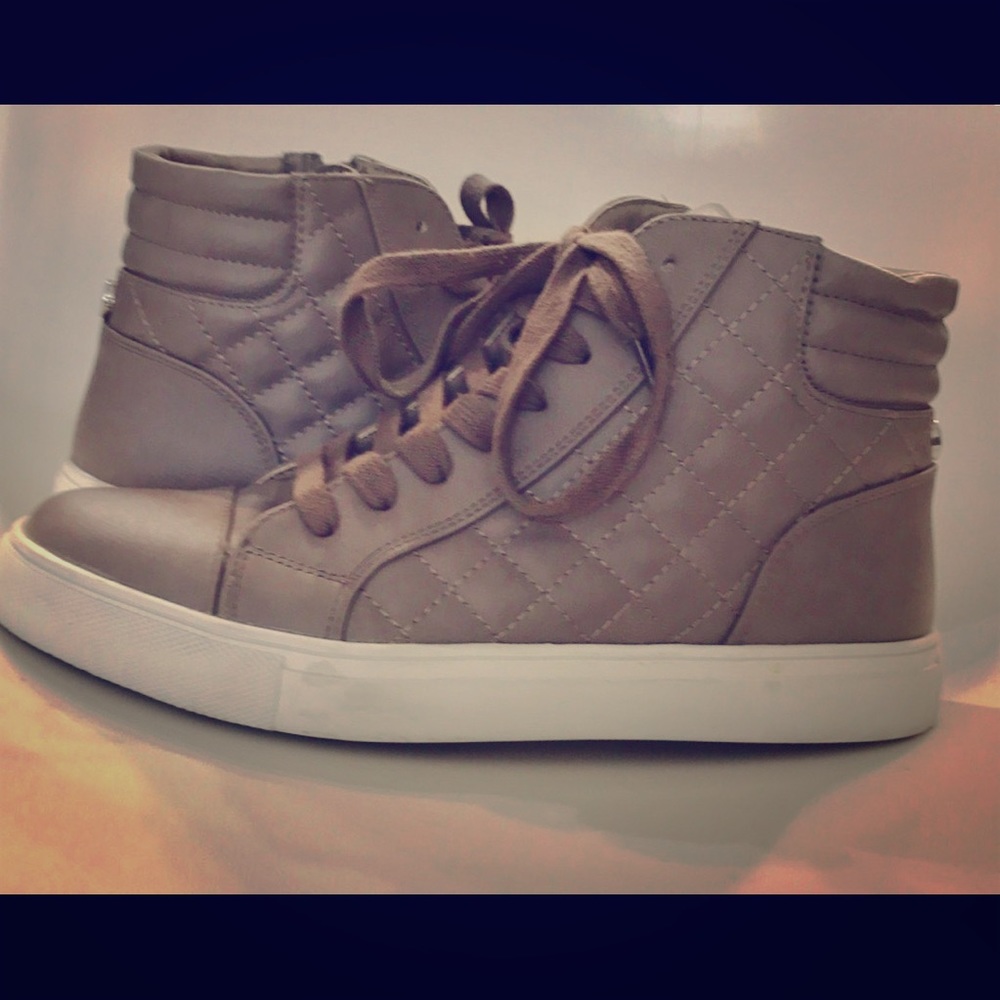 Available”Steven madden high top Tan color size 8