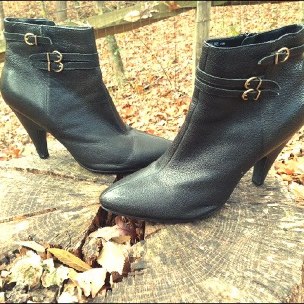 Black pointed-toe boots