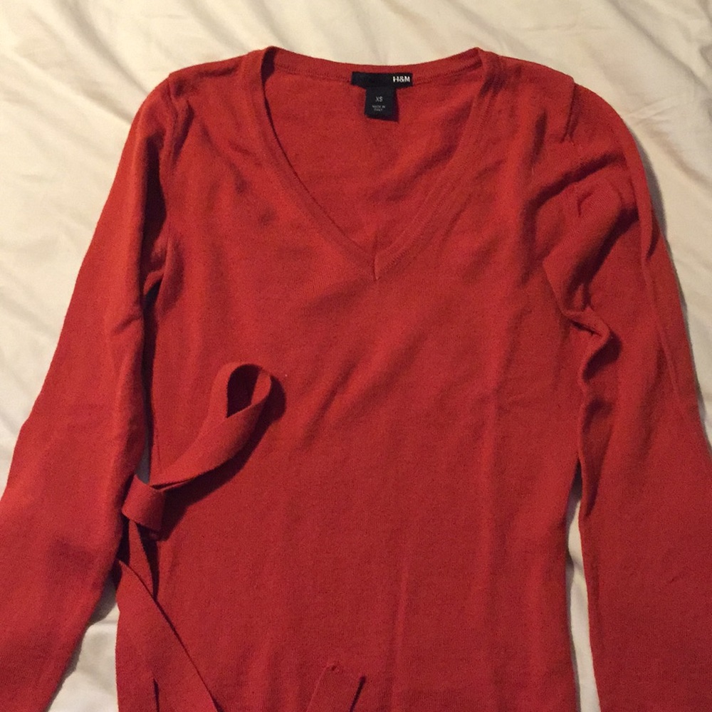 ♥️ DONATED: H&M sweater with belt