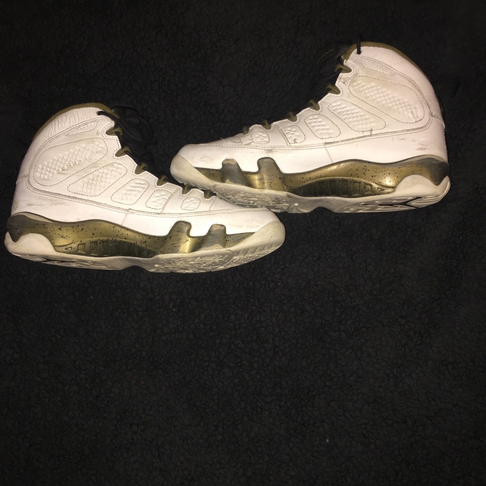 Aj 9 “statue”