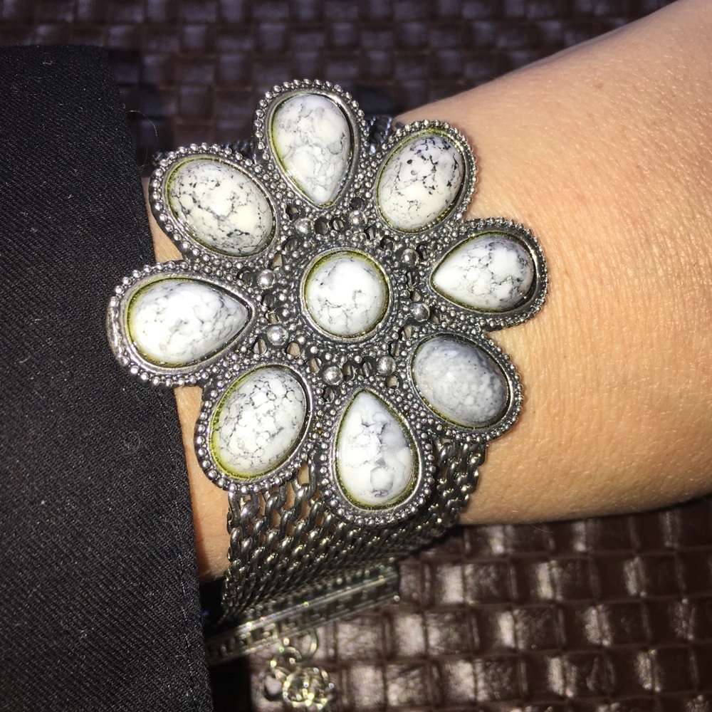 NWT Fantastic Howlite stone & silver bracelet