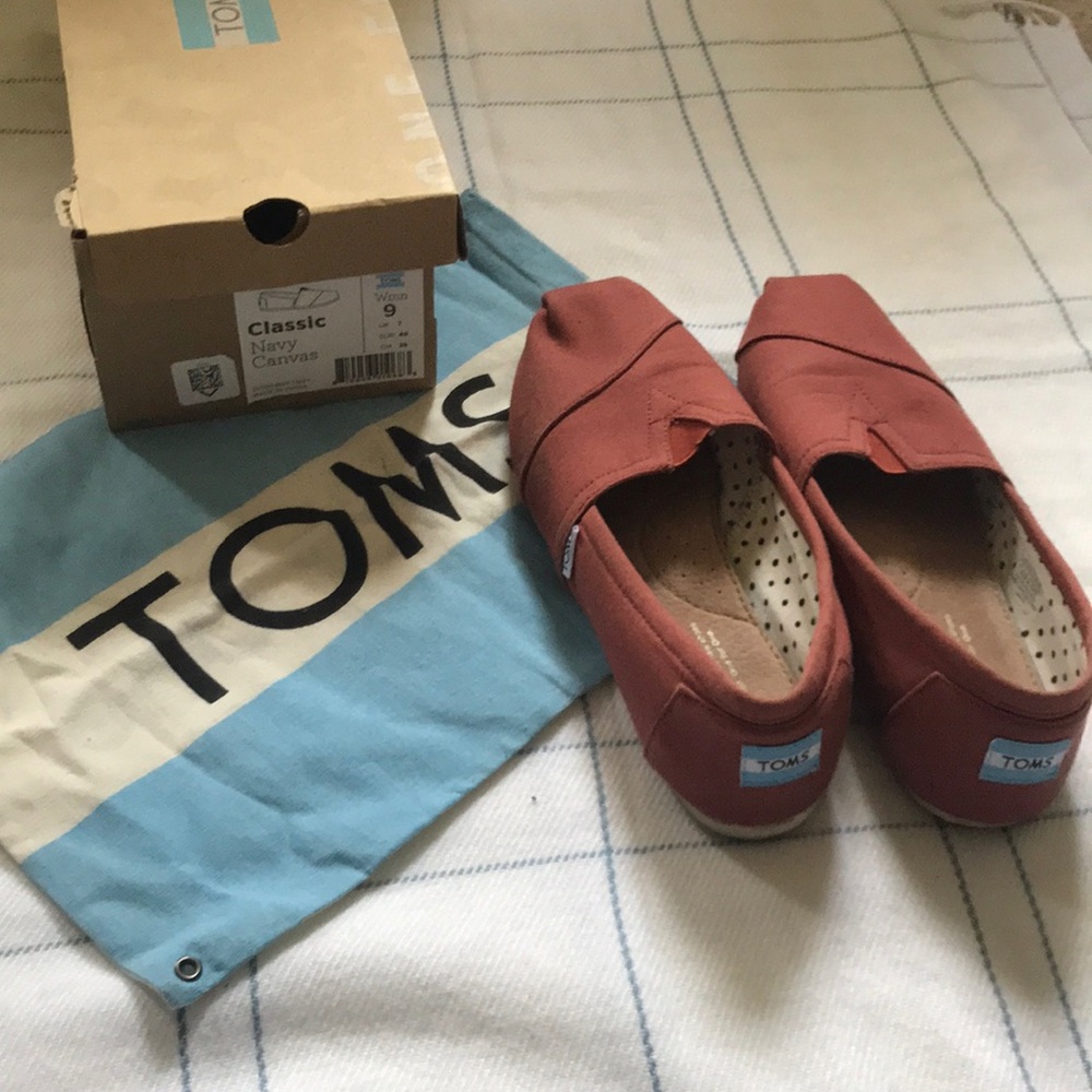 Women TOMS in Size 9 previously loved!!