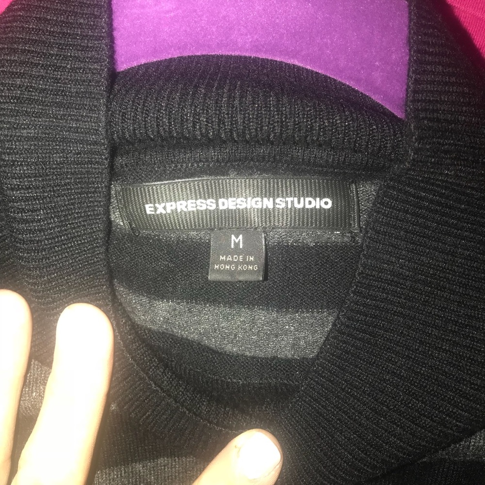 Express Turtle Neck - Picture 2 of 3