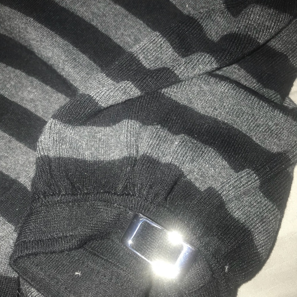 Express Turtle Neck - Picture 3 of 3