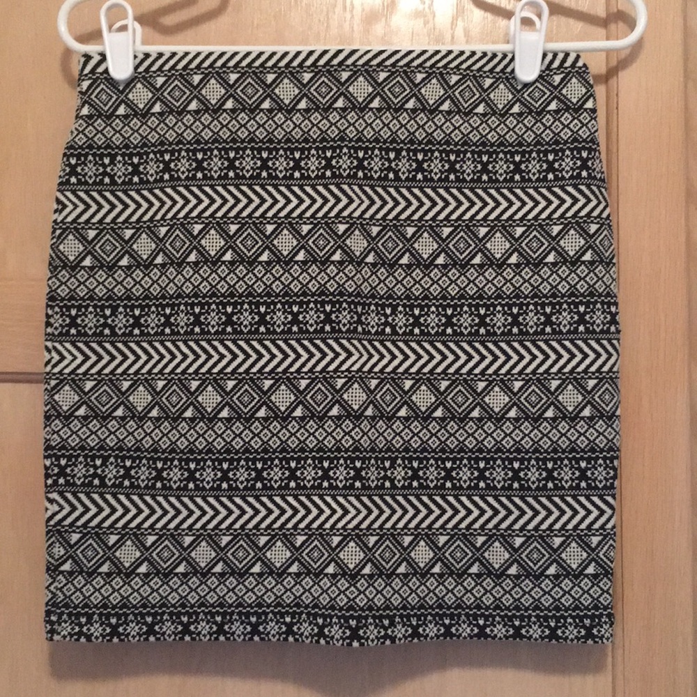 White and black patterned bodycon skirt