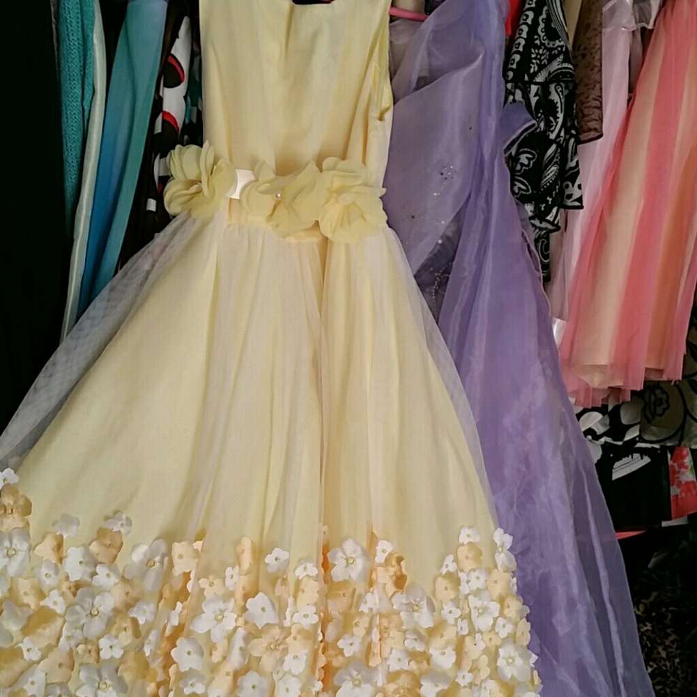 EUC Beautiful Yellow s2 5-6 Adorned wflowers