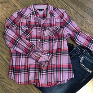 SALE ⚡️2/$20 Tommy Hilfiger flannel button down