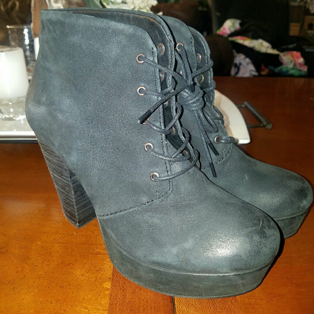 ❌SOLD❌Steve Madden  Raspy booties.❌SOLD❌