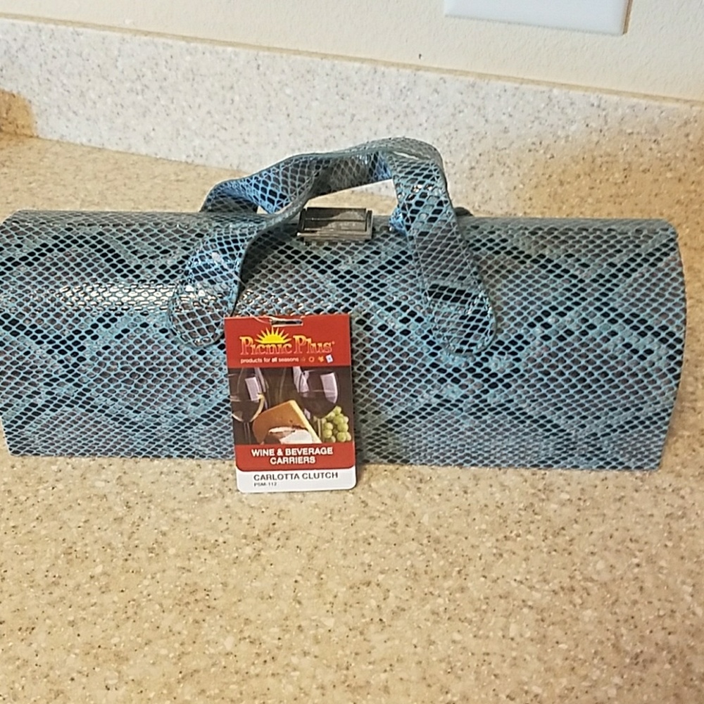 Wine carrier or purse for the daring.