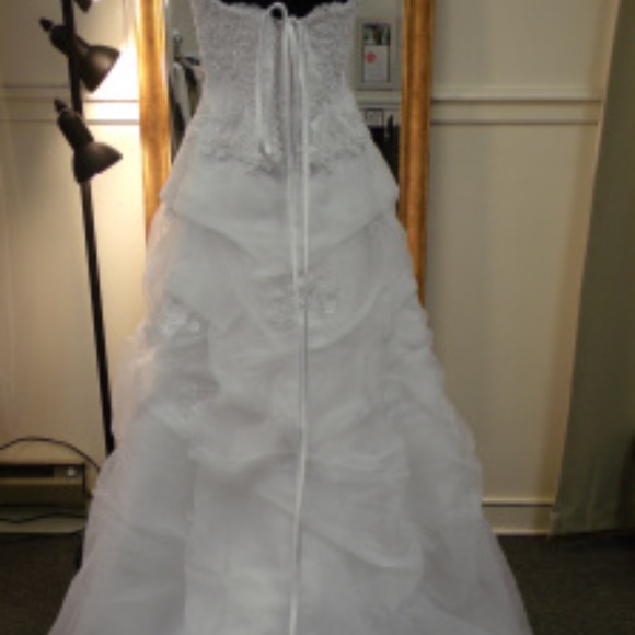 DAVIDS BRIDAL STRAPLESS WEDDING DRESS WITH 3 TEIR - Picture 2 of 7