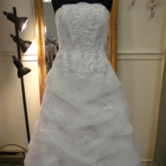 DAVIDS BRIDAL STRAPLESS WEDDING DRESS WITH 3 TEIR - Picture 1 of 7