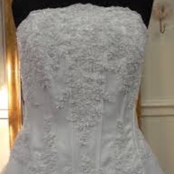 DAVIDS BRIDAL STRAPLESS WEDDING DRESS WITH 3 TEIR - Picture 4 of 7