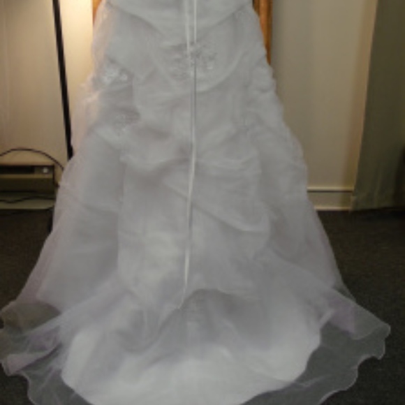 DAVIDS BRIDAL STRAPLESS WEDDING DRESS WITH 3 TEIR - Picture 7 of 7