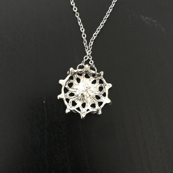 🎉HP🎉 Gorgeous Handmade Necklace - Silver Knot - Picture 3 of 4