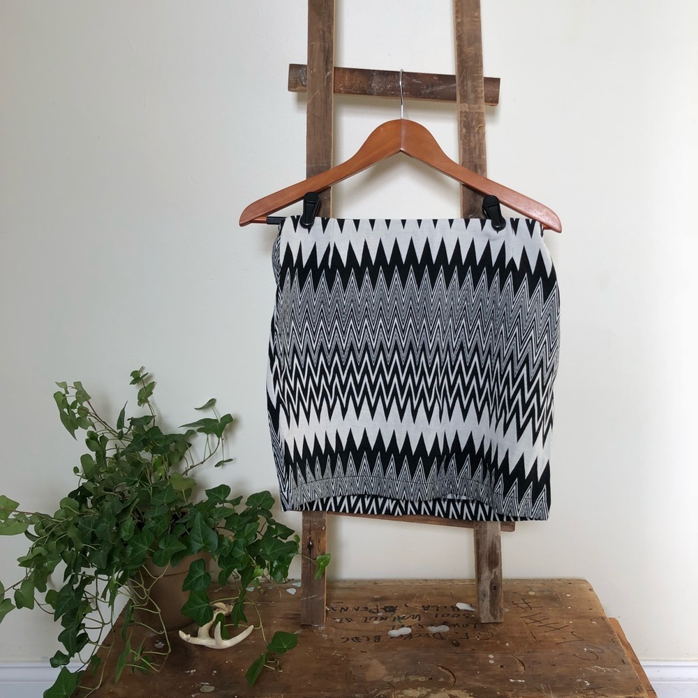 NWOT Aztec Print Black and White Skirt 6