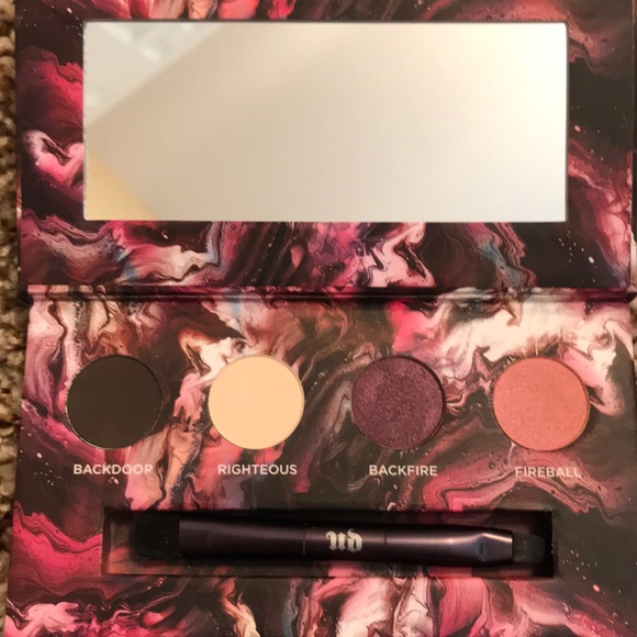 Brand new urban decay eye shadow pallet - Picture 1 of 4