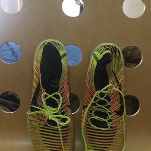 NIKE FREE FLYKNITS SIZE 7.5