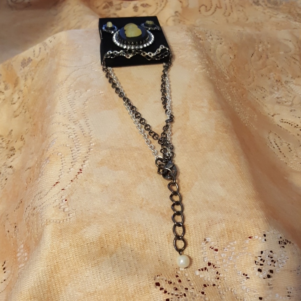 Jewelry - Picture 2 of 3