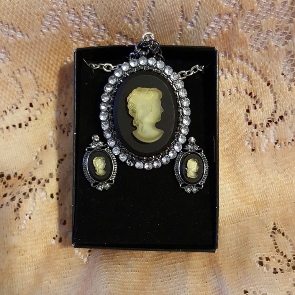 Jewelry - Picture 3 of 3