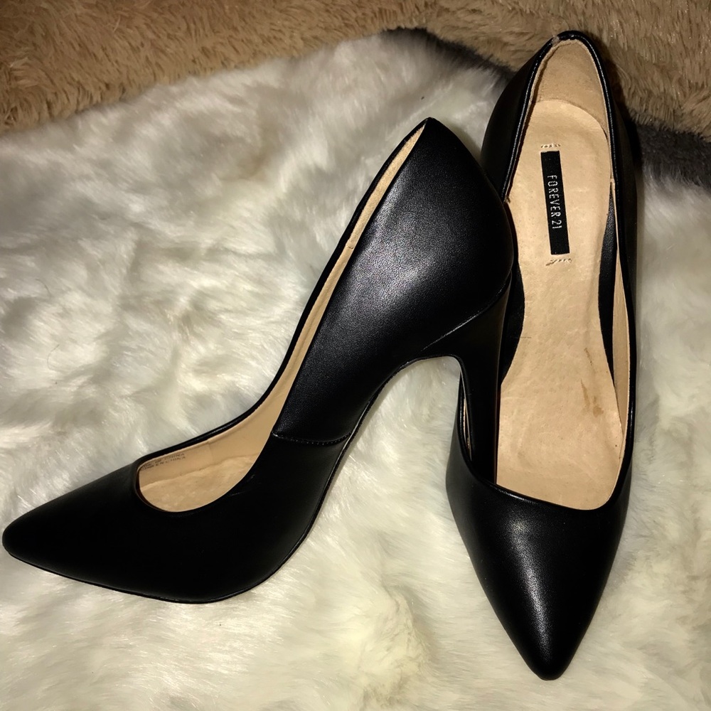 Heeled pumps