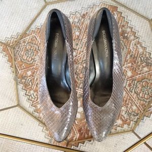 BCBGMAXAZRIA grey leather snakeskin pumps