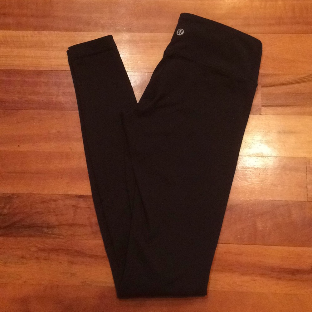 Black low-rise lululemon wunder unders