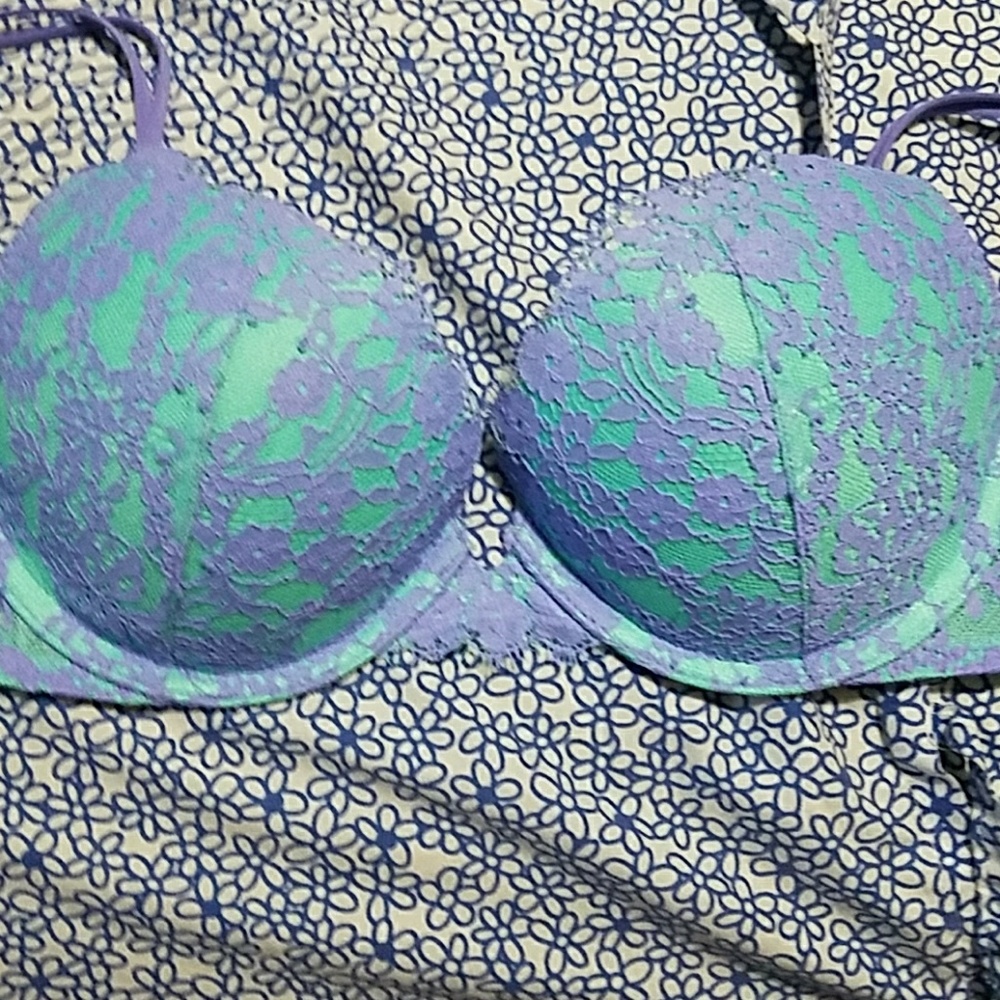 34 B very sexy victoria's secret pushup bra
