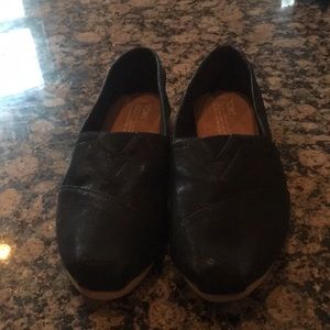 Black shiny Toms