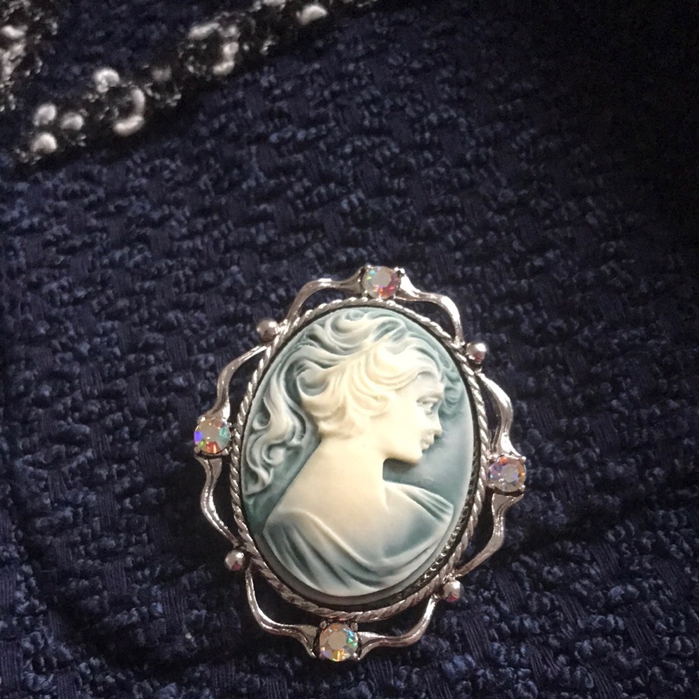 Cameo brooch