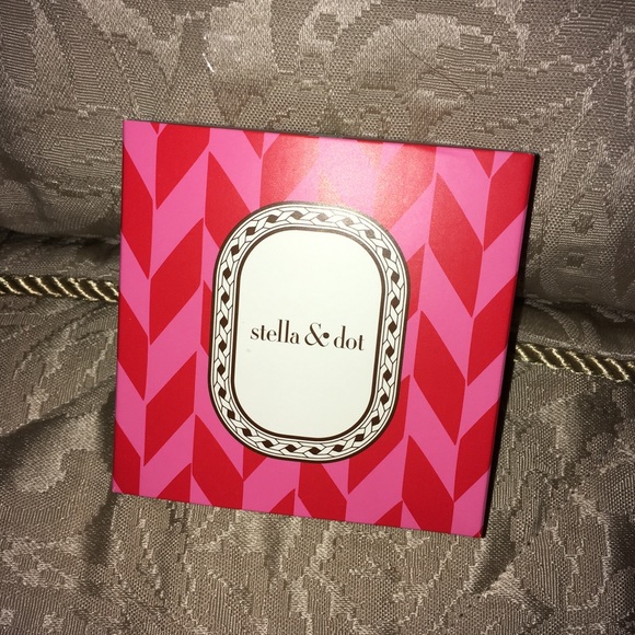 Great spring color and gold studded cuff - Picture 3 of 5