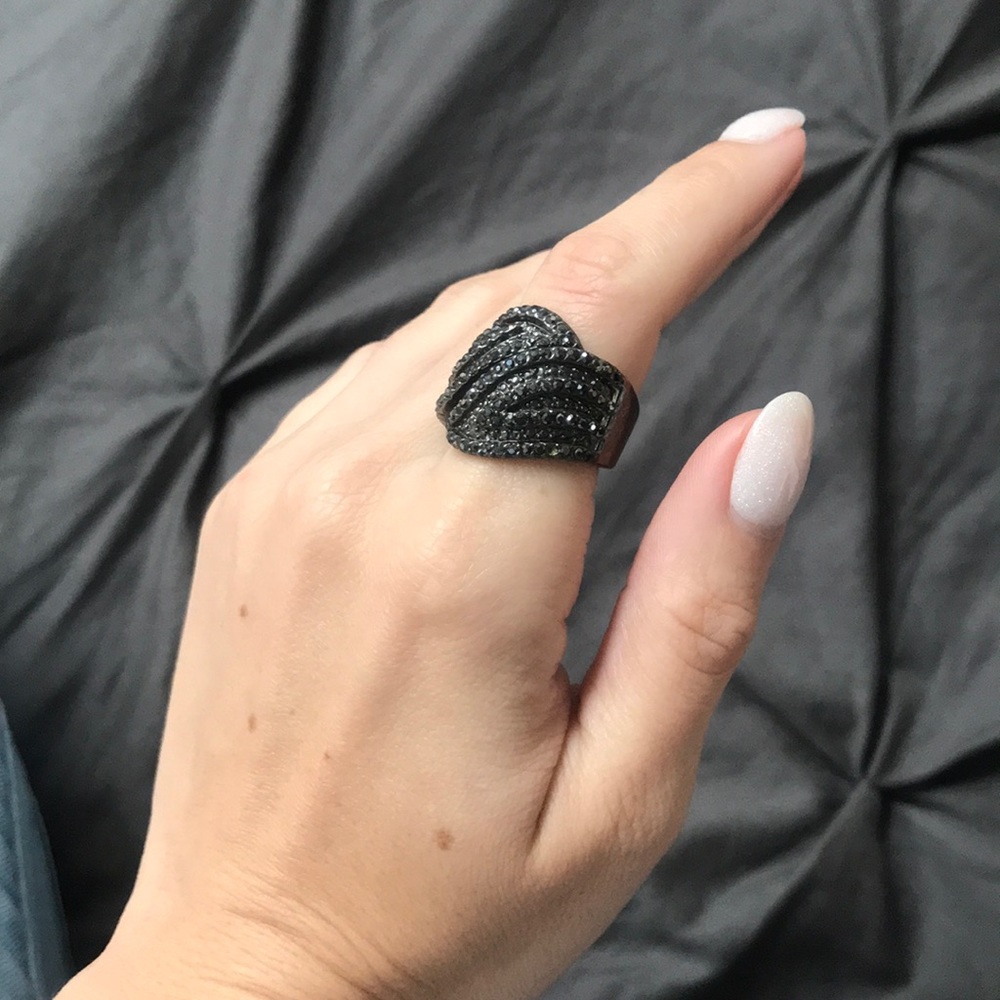🖤 Sparkly, dramatic evening ring 💫