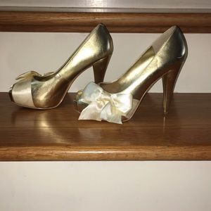 Paris Hilton sz 6.5 heels 4.5” platform 3/4” gold