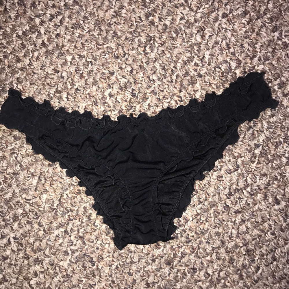 Size medium Swim ruffle bottom. never worn