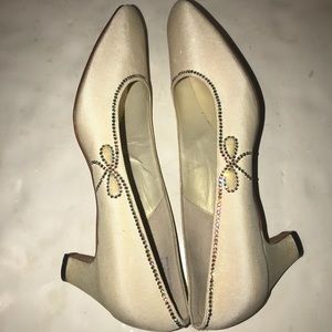 Andrew Geller Wedding Cream Rhinestone Bow Shoes