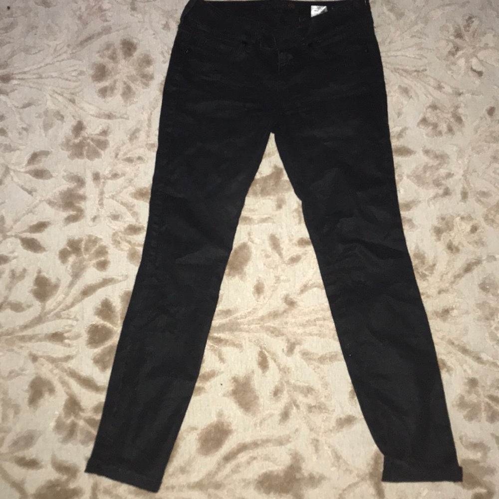 A pair of black guess jeans