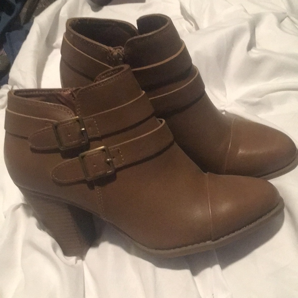 LC ankle booties