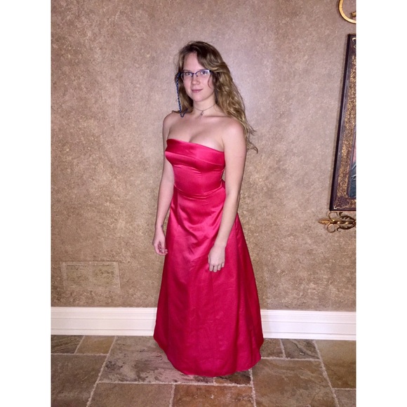 STUNNING Strapless Red Gown - Picture 2 of 3