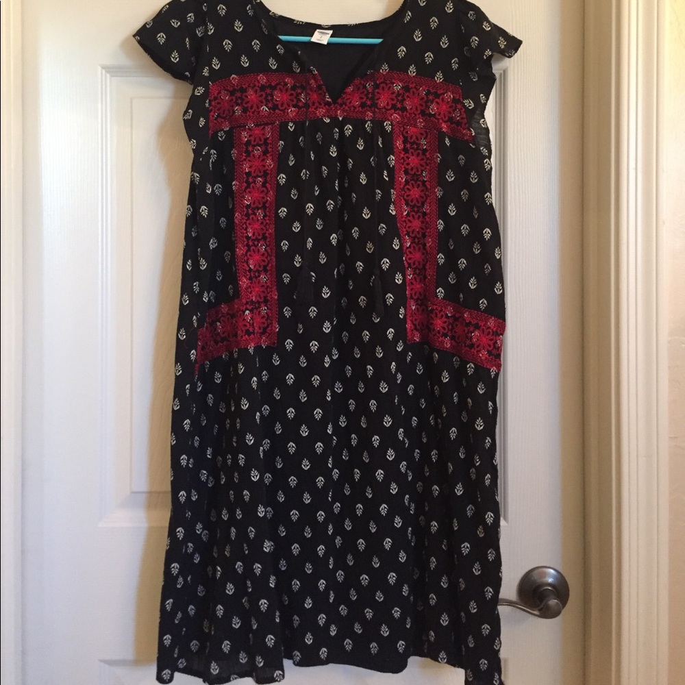 Flutter sleeve embroidered shift dress